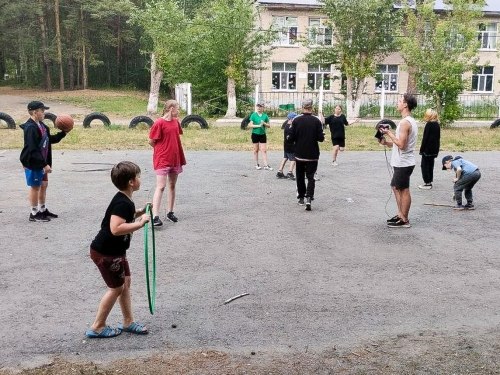 На летних площадках сыграли в лапту