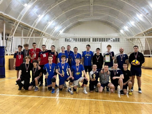 Новогодние и рождественские каникулы - отличное время для зимних забав и спортивных турниров. В очередной раз это доказали наши юные спортсмены и их родители, физкультурники старшего поколения и тренеры-наставники, которые в праздничные дни не сидят дома, а активничают на наших спортивных площадках.